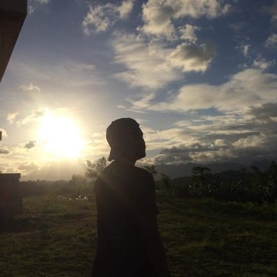 siuol_calibur's profile picture. both feet underwater, breathing smoke and ashes