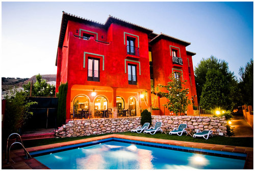 Alójate en un hotel rural con encanto en Granada. Disfruta del confort de sus 15 habitaciones con vistas espectaculares. De los jardines y la piscina.