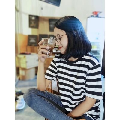 bahagia itu sederhana , cukup duduk berdua dan menghabiskan kopi di satu meja yang sama bercerita tentang masa sampai hujan benar benar selesai :) ☕