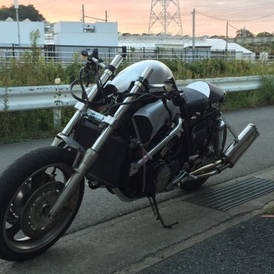 バイクや車いろいろつくります。
Youtubeのチャンネルhttps://t.co/bmzlInIuiB
ハーディ＝デイトナ製作記https://t.co/7g3qMhSnxl
ピンhttps://t.co/DfwvSofiLJ