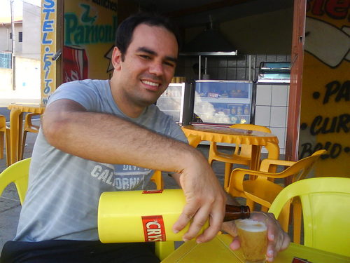 Jornalista?...não. 
Ator?...não. 
Terrorista?...também não. 
Ricardão então?...rsrsrs, pode ficar sossegado. 
Bem...eu sou só um tuiteiro, só isso, rsss...