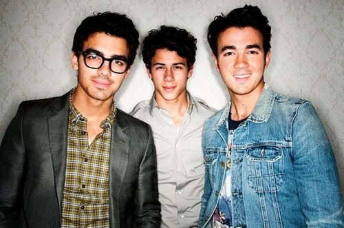 Criei esse twitter , para trazer noticias , fotos e muuuuuitos Jonas kkkkkkkk  :9