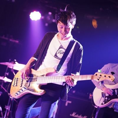 mogroというバンドでベース弾いてます。undersign、fix my aoristic place、cannaといったバンドでベース弾いてました。仕事とバンド、ときどきライブというライフスタイル。3児の父です。
