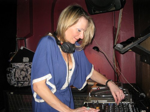 DJ with over 20 years experience, legal and music biz professional, electronic music lover