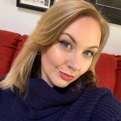 LaineyLeone's profile picture. 🎤Singer 🏠Interior Designer