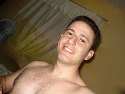Paraibano, Graduado em Contabilidade pela UFPB, trabalhando..., também apaixonado por música, e fazendo barulho na percussão.