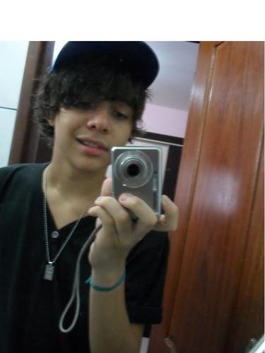 Alguém que gosta de sair de caasa ! Toco guitarra, violão e bateria e sou vascaíno com muuito orgulho ! ;9
