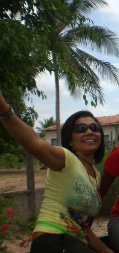 Estudante de Engenharia de Petróleo, bailarina nas horas vagas, nunca assisto TV e sou louca por minha mãe. Obs.: Só funciono com decisões. É..