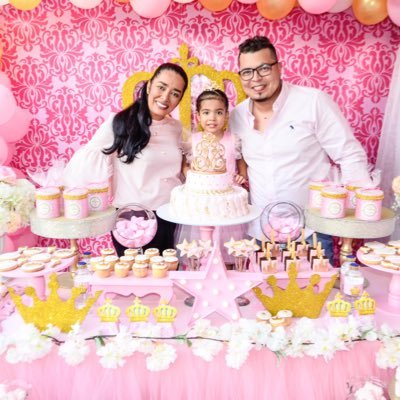 Barranquillero, hincha de Junior, Comunicador Social y Periodista, Asesor de Comunicaciones, papá de Ivanna.