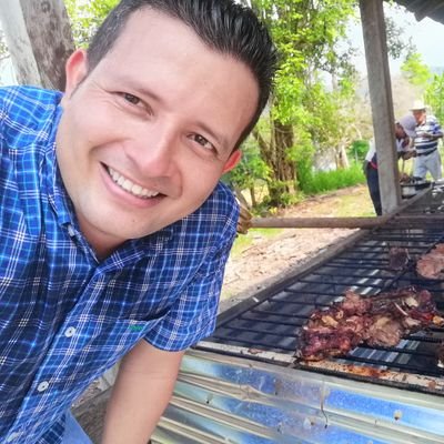 Campesino, Cultivador 🌴
Abogado - UNAB, Especialista en Contratación Estatal UNIEXTERNADO.
ExConcejal de San Vicente de Chucuri.
ExSecretario Gobierno Svch
