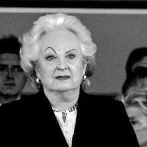 Madre de nadie, tía de todos. Socialité. Defensora de las buenas costumbres y la educación; amante del arte, la gastronomía y turismo. ¡Cultura es todo!