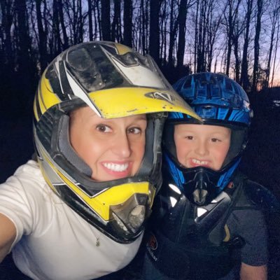 AshRoberts1221's profile picture. 