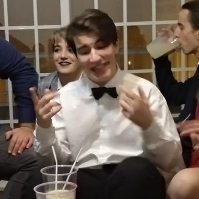 Instagram @alexboente4 aquí es por si alguien quiere verme el careto.