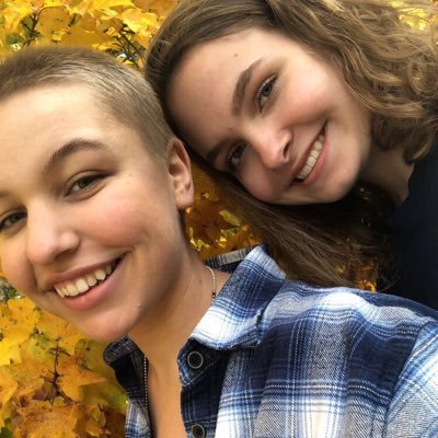 ItsHardlyCarly's profile picture. 