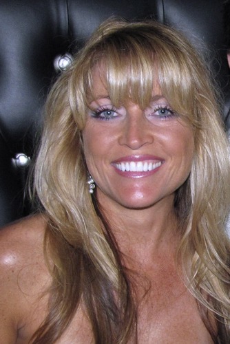 Pasadenablo's profile picture. Need A Pro! Come visit our lounge in Pasadena and get your Glam On! Wash-Blo-Glam & Go...$35. Enjoy a free cocktail during your visit!