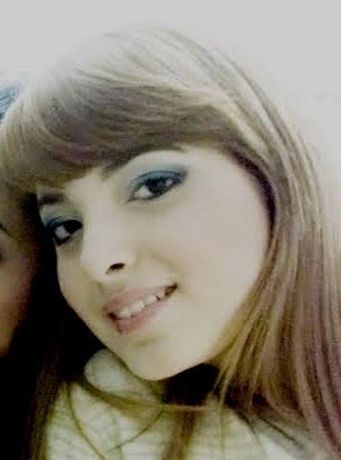 Uma garota que luta pelo que quer,que corre atras de seus sonhos,uma garota diferente que vive a vida ao máximo e q hj é bem mais dificil tentar derrubala!;)