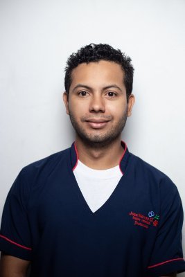 médico veterinario y zootecnista
con enfásis en la practica privada de la oftalmológia médica en los animales en la ciudad de cartagena de indias-colombia.