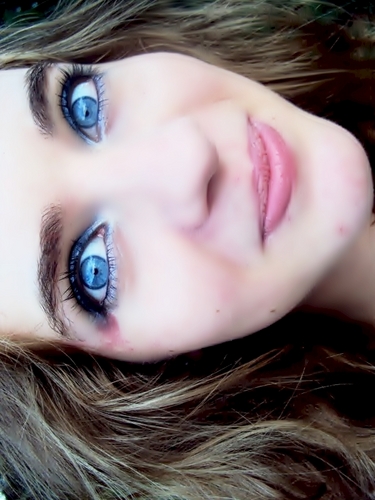 Loira, 14 anos, feliz, fotógrafa. Dona da  @Style_Colirios, ADM e caça-colírios da @Un_ColiriosBR. Follow-me? Se me conquistar eu adoraria dar follow tbm *-*'