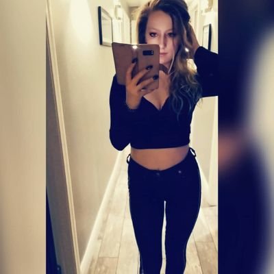 Cassandradet's profile picture. threesome? if I wanted to disappoint two people at once, I'd have dinner with my parents🤷🏼‍♀️