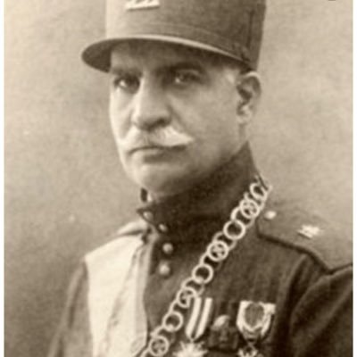 بسازيد تنديس زر زين دو تن / رهاننده ى ميهن از اهرمن . رضا شاه ايران و ايرانى را از فقر و شپش و عقب ماندگى نجات داد و خمينى گجسته مردم ايران را از توهم اسلام.