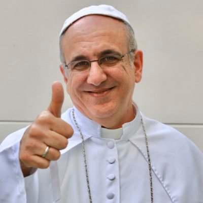 influenciador positivo que promueve la convivencia armoniosa.