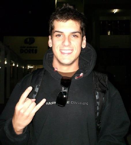 Fã Clube Oficial do baterista da Reação Em Cadeia, Vini Bondan .
fcvinibondan@hotmail.com ;)