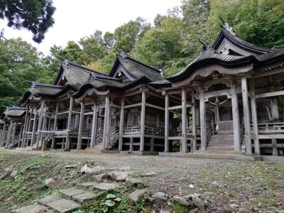 各都道府県の有名な神社仏閣を見つけて歩いています。城郭と日本庭園も好きです。一人で長距離ドライブで県外へ神社巡りに出掛けるのが特に好きです。たまに車中泊もします。アイコンは秋田県男鹿半島の赤神五社神社、ヘッダーは参道です。