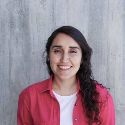 Diseñadora Industrial, Universidad de Chile. Hoy, Docente Facultad de Ingeniería y Tecnología, USS. Siempre tejedora, ciclista y amante de las plantas🌱.