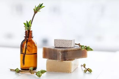 Boutique de savons à la coupe (glycérine, huile d'olive, huile d'argan, shampooing). Eaux de toilette de Provence.