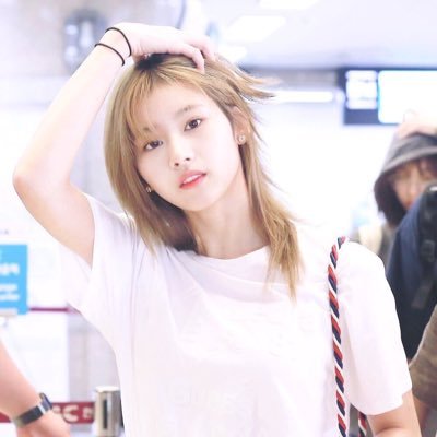 ( RP / 1996 ) Her luxurious beauty reflects the appealing, infinity space of black hole, Sana is the name.