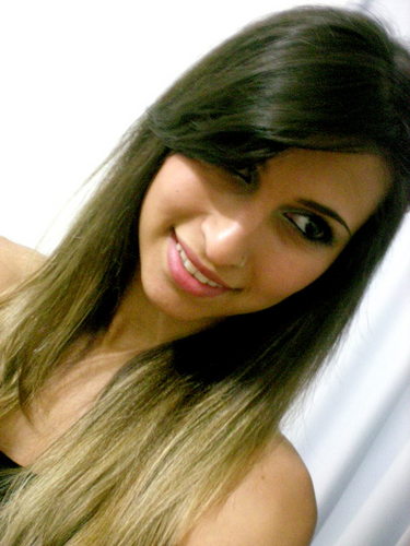 17 anos, ama animais e é querida, claro se vc for cmg haha :3