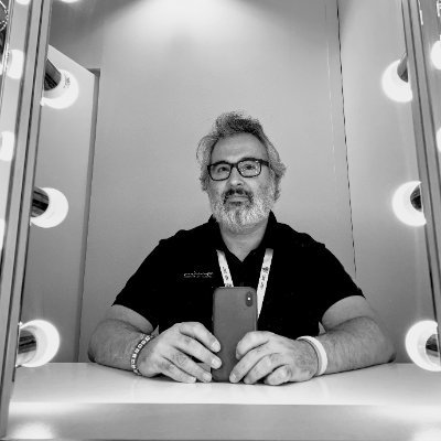 Me gusta comunicar... y si es con una cámara en las manos mejor que mejor. Apasionado de la imagen, el diseño y las nuevas tecnologías. A bordo de @trespixels