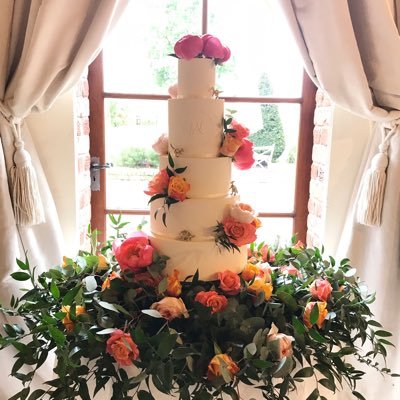 Bespoke wedding cakes created with a London-level of service & design complimented by the finest ingredients of the Countryside.