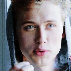 Editora da Dreame 📝
Se você tem fanfic com mais de 10k de leituras, favor entrar em contato.📚