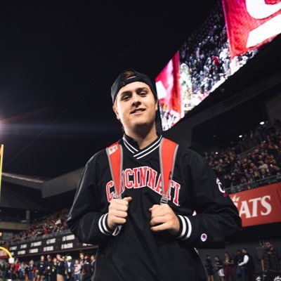 Lead Designer for @GoBearcatsFB | Elder HS Alum | UC ‘23 | #Bearcats | #CinCityPride @tylermacenko 👈🏻