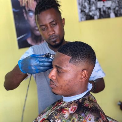 AFRICAN BARBER GAD /best portrait artist 👨‍🎤 /best designs and shape edges /hair colors etc.💯🙏🇬🇭  📞+233557387699 ☎️☎️ IG: baddxbarber thaking 💈💰🤴