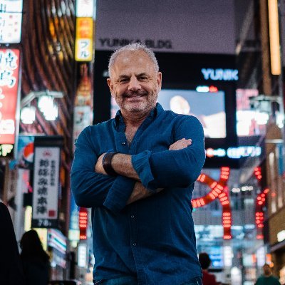 Periodista de gran trayectoria en estilos de vida, como vinos, gastronomía, ciencia, tecnología, gadgets, viajes, historia y marketing