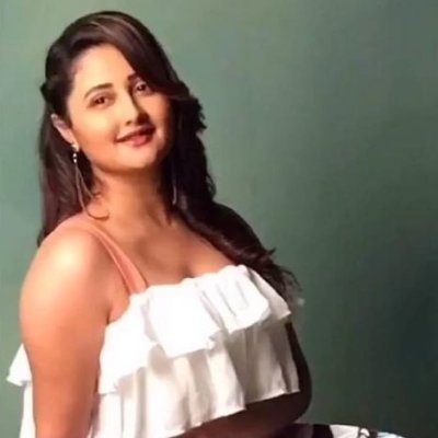Crazy fan of @ImRashamiDesai ❤
Romanian girl 🇷🇴
I'm here to support her always😇
Don't forget to vote for Rashami in Bigg Boss 13🤗
Rashami is my universe 🌍