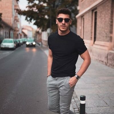 حين كانت الأيامُ تهدمني كانت أمُي على مُصلاها تبنيني  اللهم ارزق امي العافيه 🤲🏻