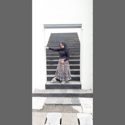 ShellaAnjarSar1's profile picture. i can see the world with you 💞