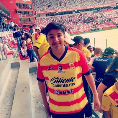 De pie ante el mundo, de rodillas ante dios🙏🏽               •Del morelia locos•❤️💛