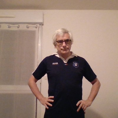 Passionné par la musique, le sport, le cinéma et les voitures. socialiste. Avec une compagne depuis le 29 mars 2019. Supporter du PSG depuis 1977-1978.