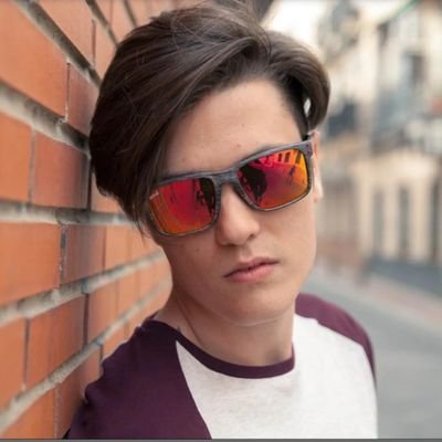 Futbolista profesional, gusto por la música, amo al sexo femenino.
El socialismo cancer de la sociedad.