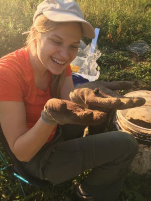 Ecology & Evolutionary Bio PhD student, advised by Noah Fierer & Julian Resasco at CU Boulder. I like soil, microbes, and all manner of creepy crawlies. She/her