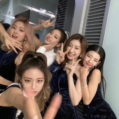 roseq__md5's profile picture. for #ITZY #있지 #예지 #리아 #류진 #채령 #유나