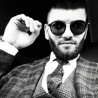 Sivil Adam
Geçmişini silmiş geleceğe odaklanmış biri...