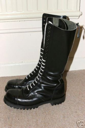 Gay skinhead, loves the gear and boots. Wants to share adventures and meet mates!