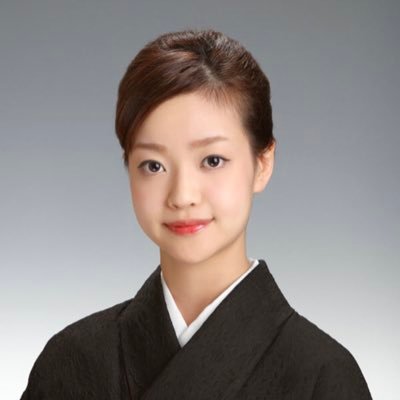 東京藝術大学卒業の日本舞踊。主な受賞歴に文部科学大臣賞、東京都知事賞など。子供日本舞踊教室「伝統芸能アカデミー世田谷けやきっず」講師。所作指導、舞台演出・振付も行っています。