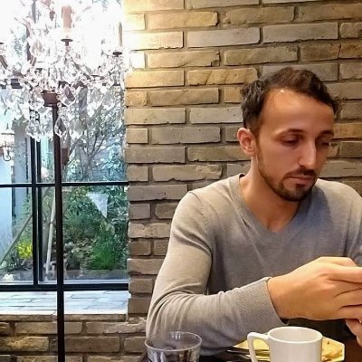 Romanian living in Tokyo. Digital designer. I speak Romanian, English and Japanese. I like languages, football (soccer), food, technology, reading and writing.