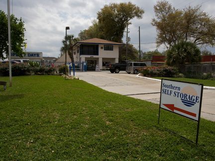 Southern Self Storage offers ultra-clean, safe, affordable self-storage, with excellent service! Call us in Orlando on Silver Star Road: (407) 299-4416
